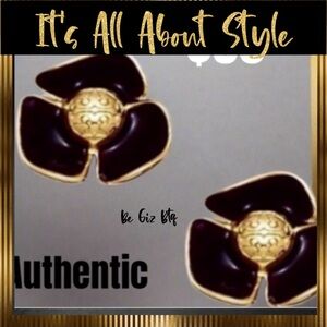 🆕 Tory Burch Authentic Small Black Resin Fleur & Gold Tone Logo Stud Earrings